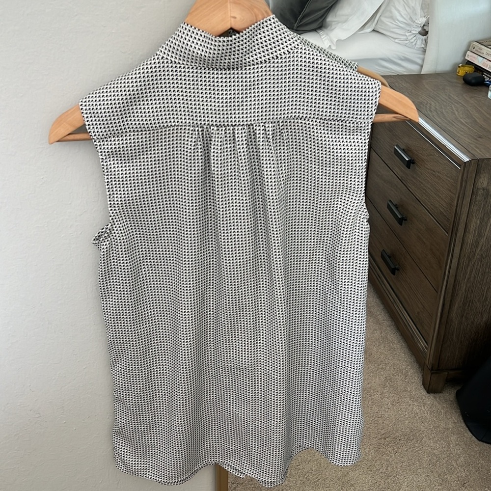 Ann Taylor black and white print sleeveless blouse - Picture 5 of 5